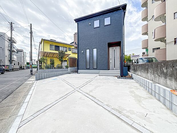 【駐車場】毎日の生活にマイカーが必須という方は、購入を検討する際、駐車場があることは大事な条件です。毎日の通勤や家族の送迎、買い物やお出かけなどクルマのある暮らしを満喫したい方は要チェック。…