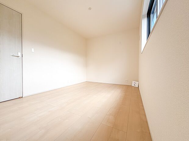 【洋室6帖】部屋の快適性を追求していくと、内装はシンプルになります。そしてポイント、ポイントにアクセントをつけて、リズムをつくる。シンプルな内装とは、リズミカルな内装と気づきます。