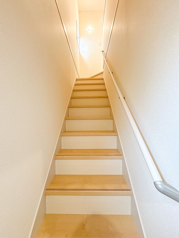 【手すり付階段】手すりがないと階段の昇り降りで危険なことはもちろん、壁に手をつきながら歩くことで壁紙が汚れやすくなります。すべての方に快適に昇り降りしていただくため、手すりを設置しました。