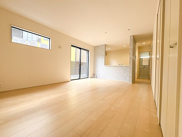 【LDK12.25帖】リビングにいるお子様と会話をしながら家事ができるカウンターキッチン。いま手があいているか、忙しそうなのか相手の様子を伺いながらコミュニケーションをとる訓練にもなります。…