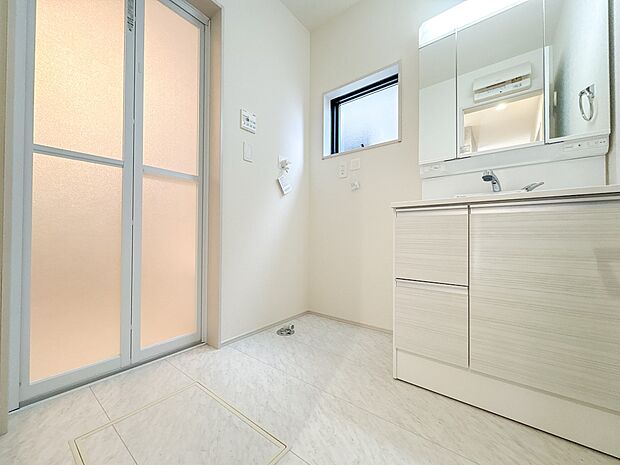 【脱衣場】脱衣所、洗面所は小さなプライベートスペース。歯磨き、洗顔と毎日施す個人空間。換気も設置して、熱気などを開放して、爽やかなスペースになるように設計されています。