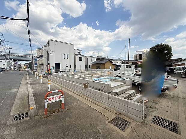 1号棟【外観】玄関はおうちの顔と言われます。玄関アプローチは、外観デザインの印象を左右します。ご家族の個性を出しながら、素敵な玄関でお客様をお迎えしてください。