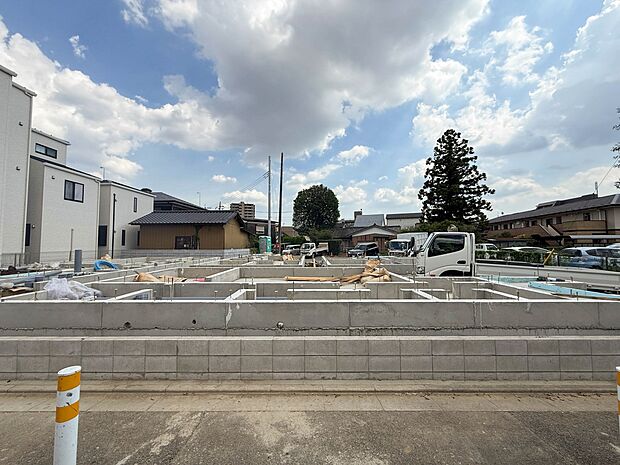 1号棟【前面道路4m】家の前をまっすぐの通りが走っている。クルマは少なく、人々は毎朝、ウォーキング、ジョギング、犬の散歩など、フリーな朝時間を過ごしている。