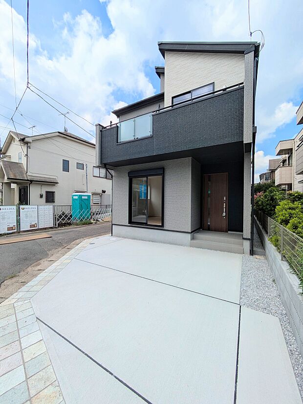 上質感漂う玄関へのアプローチ。居住者の帰り、訪れる方を優しく迎える・安らぎに満ちた生活空間を予感させる。健やかな暮らしを楽しめそう。