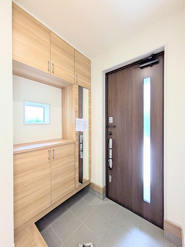 【玄関】玄関はおうちの顔と言われます。玄関アプローチは、外観デザインの印象を左右します。ご家族の個性を出しながら、素敵な玄関でお客様をお迎えしてください。