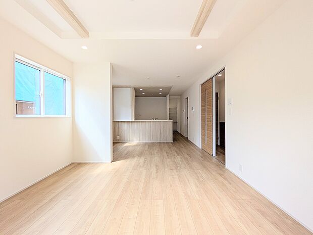 【リビング】インテリアショップで見掛けた「あの家具」も置ける、ゆったりとした空間。時に広さが上質な寛ぎの時間になる事も。