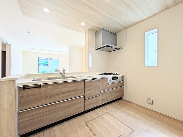 カウンターキッチン（対面キッチンタイプ）　開放感あるリビングを見ていると家事も楽しくなります。