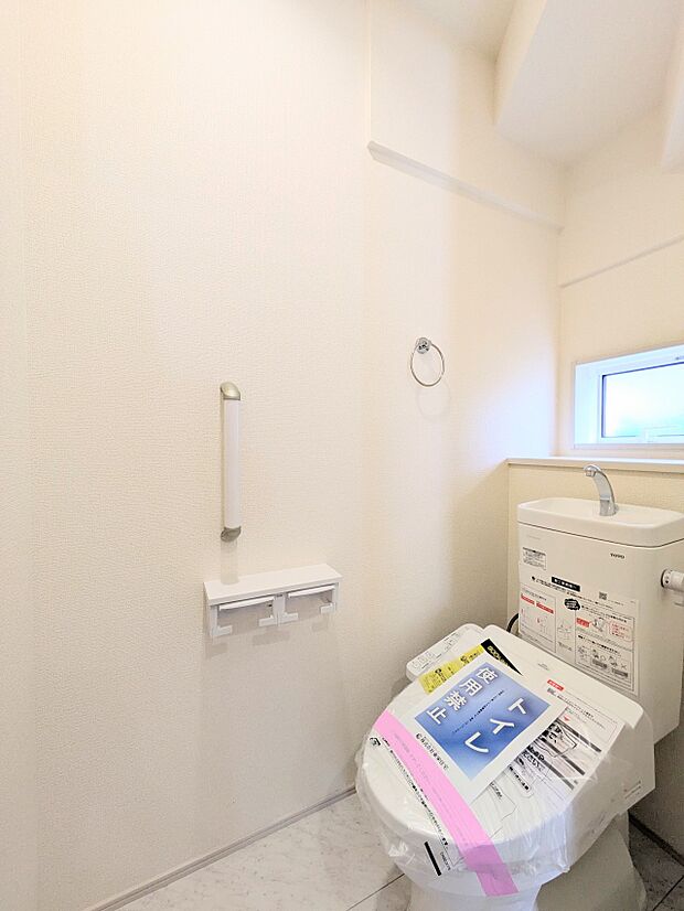 トイレ・ウォシュレット付。快適で衛生的な洗浄機能付温水シャワートイレです。　収納や手すりもついてます。