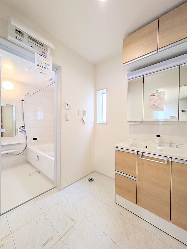 家族全員が使う洗面化粧台。手に取りたいものがさっと取り出せて身支度が快適にできます。1日のスタートを心地よく始めるには、スムーズに心地よく準備できる洗面化粧台がいいですよね。