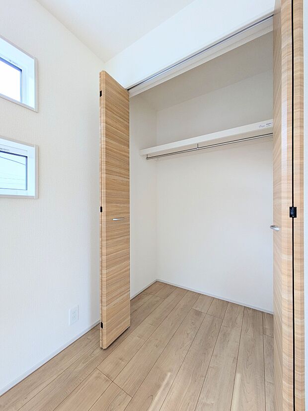 収納には欠かせないクローゼット。衣類を横一列で収納できるため、ひと目で洋服がチョイスできるという利点があります。豊富な衣類をお持ちでも、スペース全体を使って、しっかり収納できます。