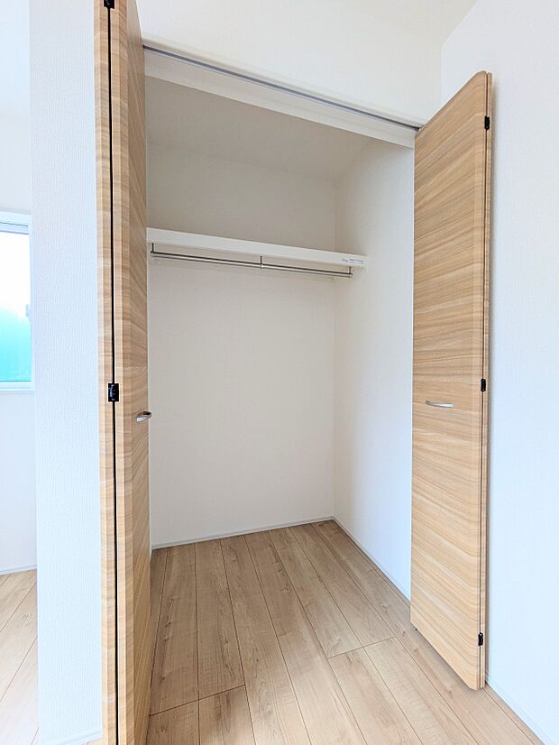 【ウォークインクローゼット】  たくさんの洋服をかけてもシワになりにくいウォークインクローゼット。洋服以外にも、普段使わない家電やスーツケース、ストック品など何でも片付く嬉しい空間です。