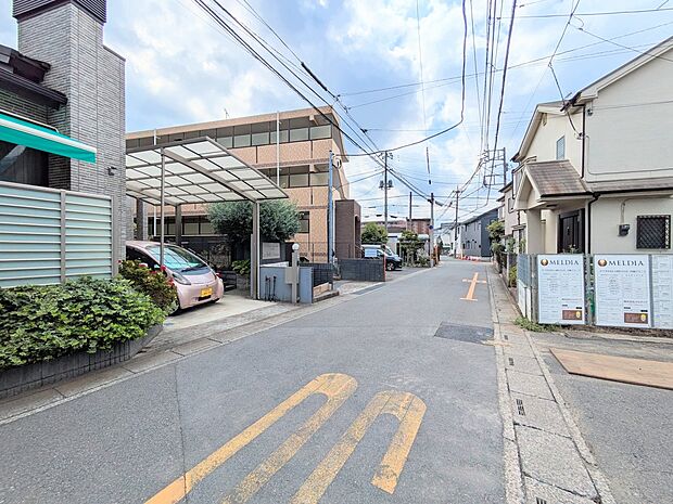 家の前は美しい通りになっていますが、クルマが比較的少なく。家のまわりで遊ぶお子さまも大丈夫です。