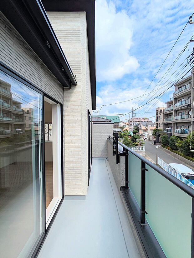 【バルコニー】  バルコニーから差し込む陽光・通風は、住環境・快適性と共に有り続ける貴重な「財産」です。