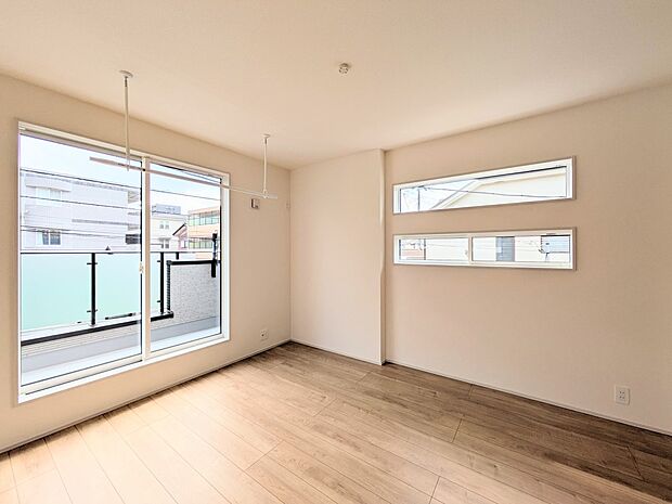 リビング以外の各お部屋も窓が多く、明るく開放的です。収納クロークを備えたフローリング仕様の洋室です。