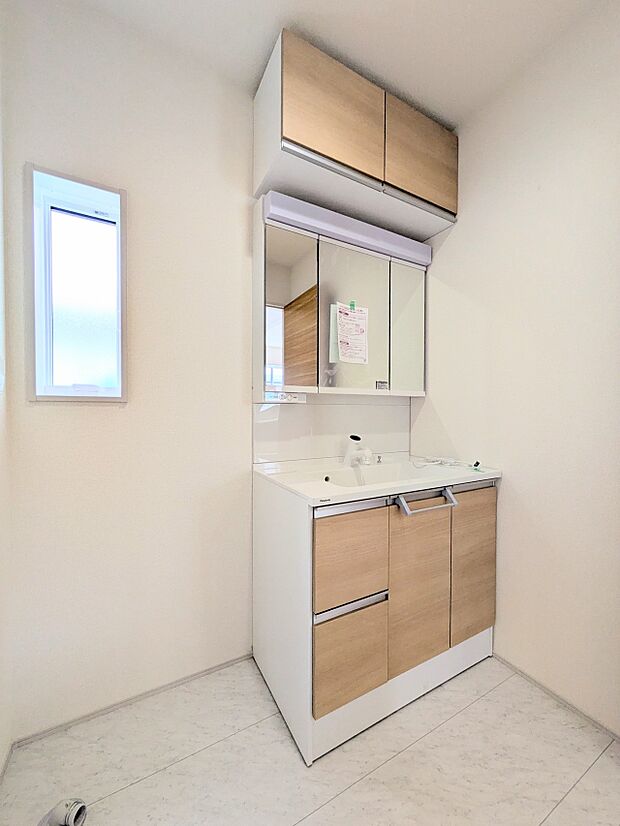 【ランドリースペース】毎日使う洗濯機。しっかりと奥行きのある置き場が確保されています。