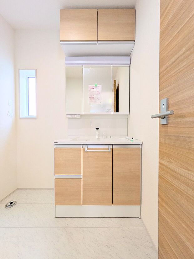 【脱衣所】洗面所は小さなプライベートスペース。歯磨き、洗顔と毎日施す個人空間。