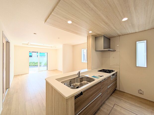 【ダイニング】ダイニングテーブルを置いても十分な広さが確保されています。