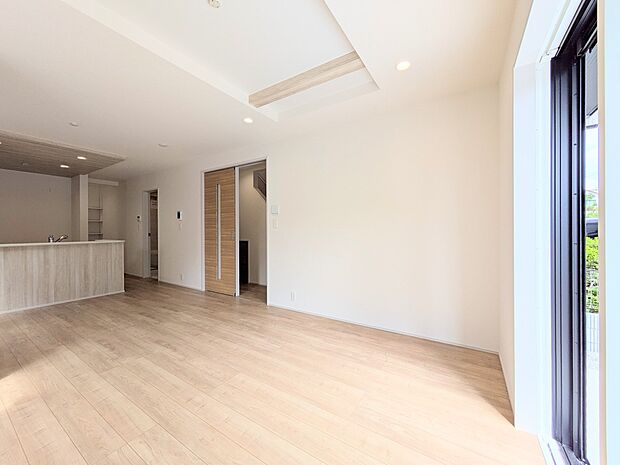 【ダイニングキッチン】料理をしながら、後片付けをしながら二人で会話を楽しみたい空間。