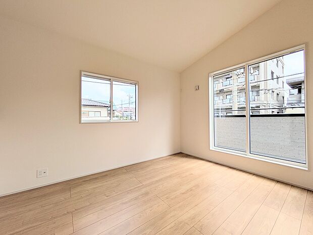 整然とした空間演出、快適な理想の暮らしの実現は家のみの拘りではなく、そこで暮らす方々にとって素敵な環境であることも挙げられると思います。四季折々の変化が奏でる鼓動を楽しんで下さい。