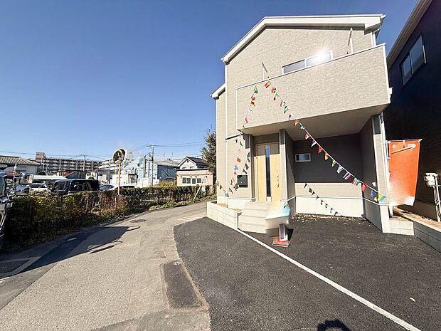 2号棟【現地外観】ここから始まる「日常」はご家族にとってかけがえのない時間となります。少しでも豊かに、快適に。そんな想いから本邸宅は生まれました。