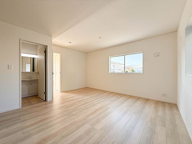 2号棟【LDK15.5帖】リビングルームの窓を開けると心地よい南風が入ってくる。キッズルームの窓を開けるとやさしい微風が入ってくる。家の中に風の道がある。風を生活の中で体験できる家。