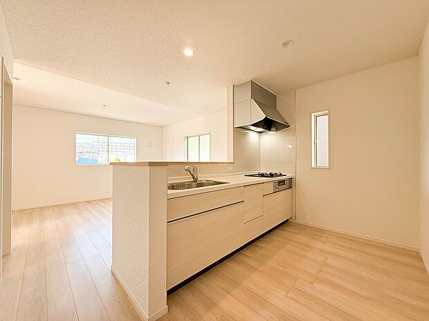 2号棟【キッチン】ナチュラルな自然光の中での調理。会話が弾む対面型キッチン。お洒落な食器類を余裕で収納できるスペース。動きやすい女性目線のキッチン動線。これからはお料理をつくる時間が劇的に変…