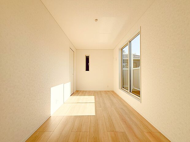 2号棟【6.8帖 寝室】大きな窓からたっぷりと陽光が注がれる明るい空間。 間。