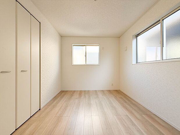 【子供部屋　6.5帖】お子様のお部屋にぴったりなクロークを備えたフローリング仕様の洋室です。