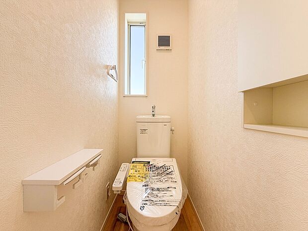 1号棟【トイレ】トイレ・ウォシュレット付。快適で衛生的な洗浄機能付温水シャワートイレです。