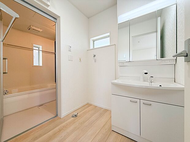 2号棟【洗面台】十分な大きさの洗面台は、身だしなみチェックや歯磨きなど、朝の慌ただしい時間でもホテルライクなスペースで余裕とゆとりを感じて頂けます。