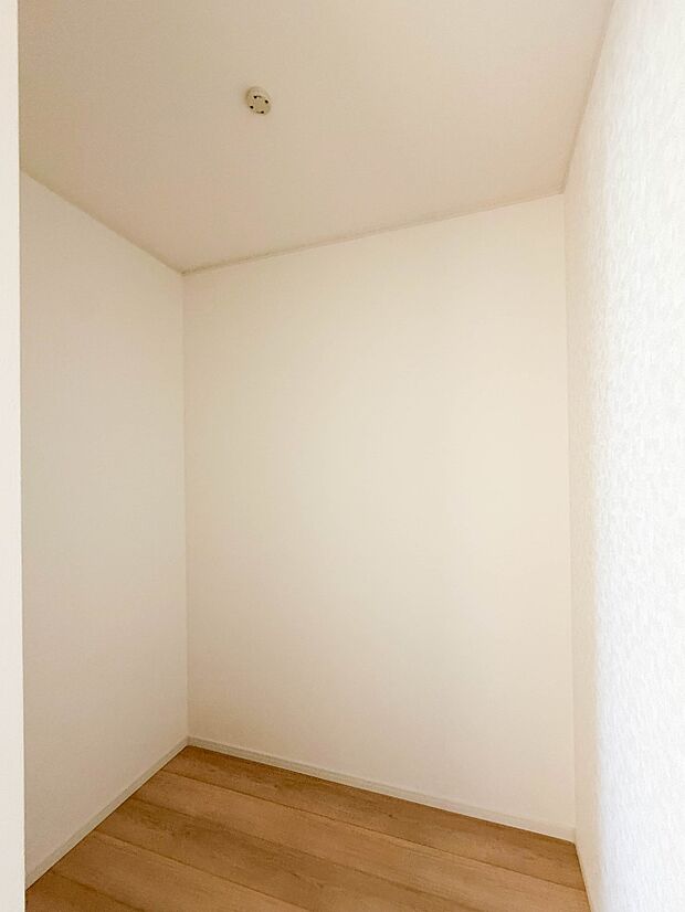 【ウォークインクローゼット】WICのメリットの1つ目は、1箇所にまとめて収納が出来ること。2つ目は、衣替えが必要ないこと。3つ目は、扉が少なくなり室内がスッキリ見えること。