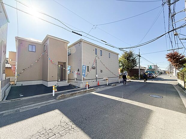 2号棟【前面道路　4ｍ】家の前をまっすぐの通りが走っている。クルマは少なく、人々は毎朝、ウォーキング、ジョギング、犬の散歩など、フリーな朝時間を過ごしている。