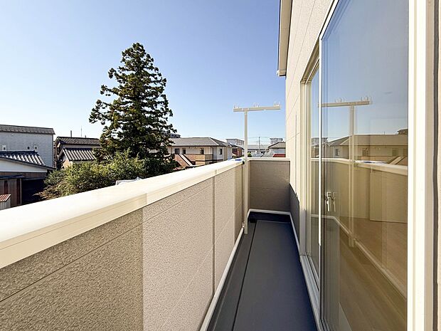 1号棟【バルコニー】朝の澄んだ空気や、夕方に吹く清々しい風を五感で感じられるバルコニー。屋外にあって、住まいの中でも本当の自然を感じられるスペースです。