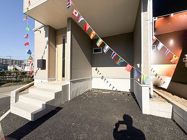 2号棟【駐車場】毎日の生活にマイカーが必須という方は、購入を検討する際、駐車場があることは大事な条件です。毎日の通勤や家族の送迎、買い物やお出かけなどクルマのある暮らしを満喫したい方は要チェ…