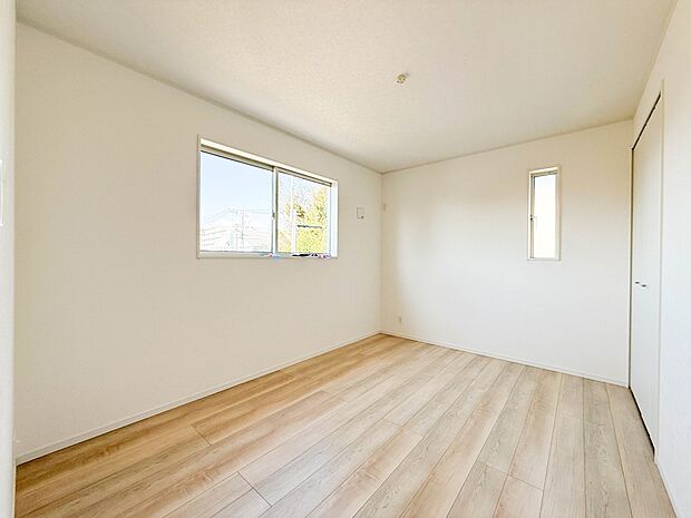 1号棟【6.5帖　洋室】柔らかな陽光とフローリングの色味が調和した快適な空間。