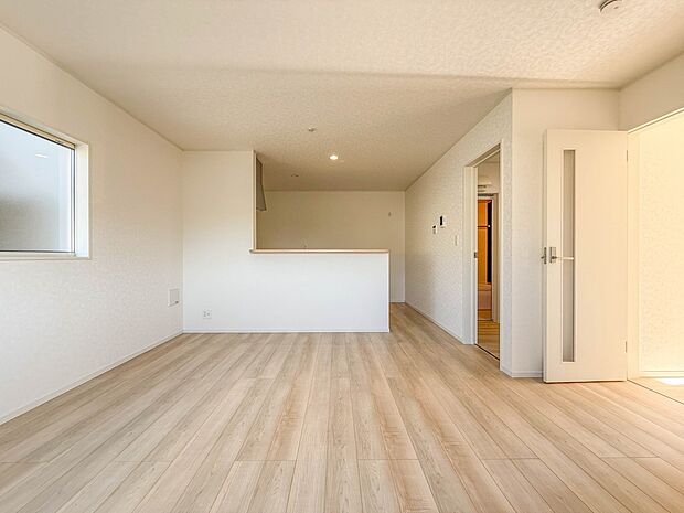 2号棟【LDK15.5帖】爽やかな日差しが差し込む明るいリビングです。