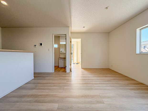 2号棟【LDK15.5帖】室内には豊かな陽光が注ぎ込み、爽やかな住空間を演出。