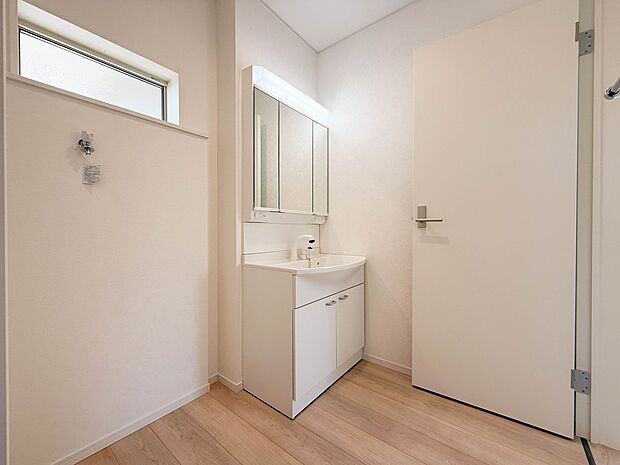 1号棟【脱衣所】脱衣所、洗面所は小さなプライベートスペース。歯磨き、洗顔と毎日施す個人空間。