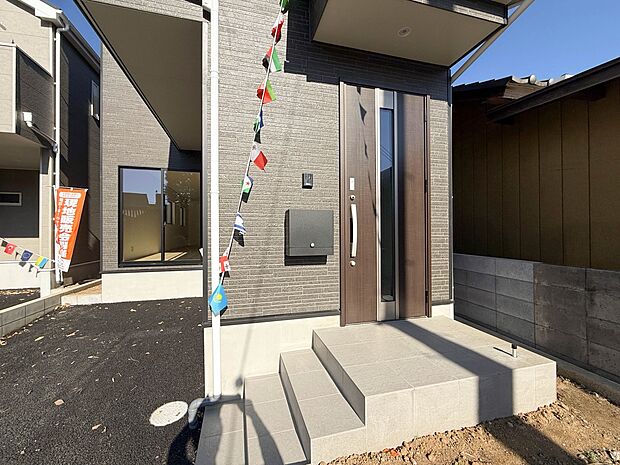 1号棟【現地外観】ここから始まる「日常」はご家族にとってかけがえのない時間となります。少しでも豊かに、快適に。そんな想いから本邸宅は生まれました。　