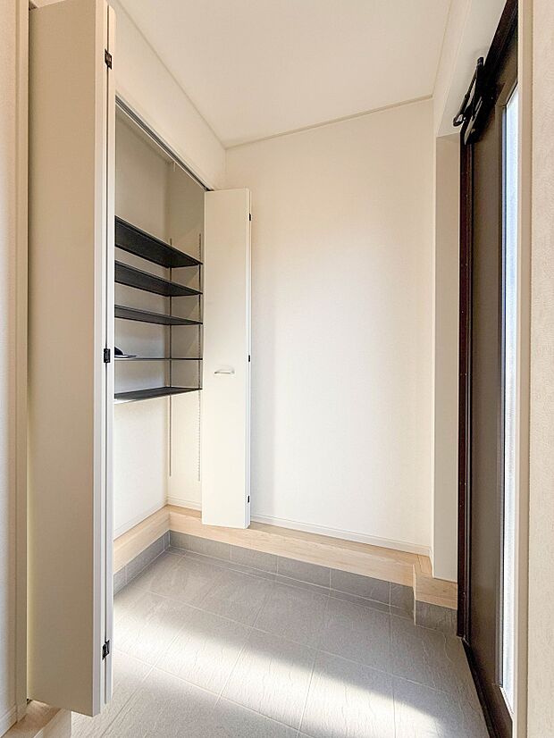 D号棟【玄関】大型のシューズボックスには靴やブーツ、サンダルはもちろん、ハンカチや手袋、バック類などのお出かけ用品、印鑑や朱肉なども収納可能です。