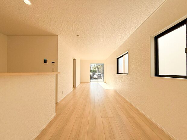 1号棟【LDK18.2帖】リビングルームの窓を開けると心地よい南風が入ってくる。キッズルームの窓を開けるとやさしい微風が入ってくる。家の中に風の道がある。風を生活の中で体験できる家。