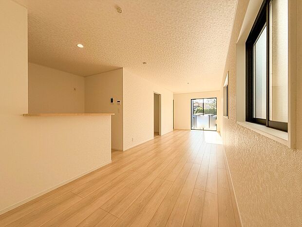 1号棟【LDK18.2帖】うららかな陽射しがどのお部屋にも降り注ぎますように、快適さを追求した間取設計。得難い立地環境での生活を恵みの豊かな永住の地へと変えてくれます。