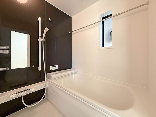 1号棟【浴室】きっとあなたのバスタイムも単なる習慣から特別な時間に変わるはず。一日の汚れとともに疲れを洗い流し、眠りに就く前の大事なリラックスタイムを演出