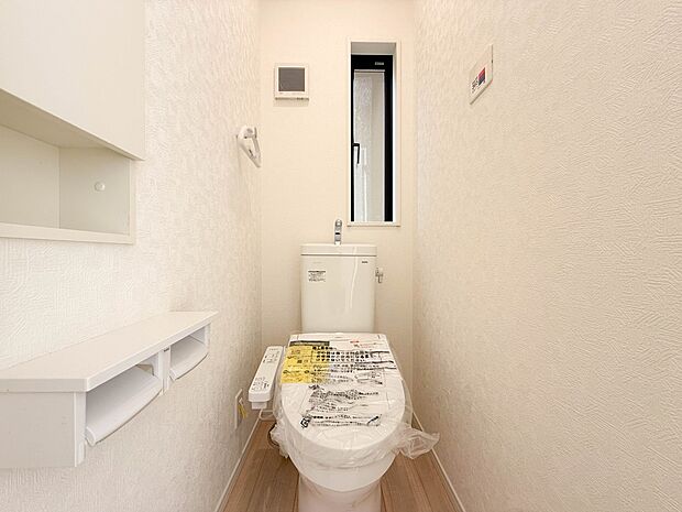 1号棟【トイレ】トイレ・ウォシュレット付。快適で衛生的な洗浄機能付温水シャワートイレです。