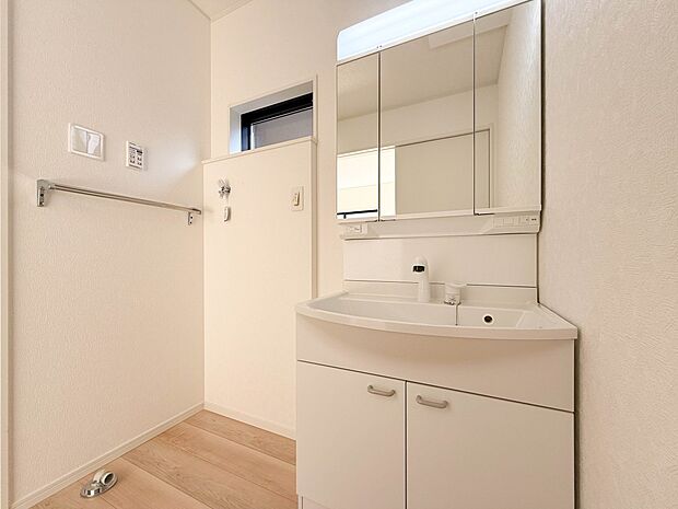 1号棟【洗面台】十分な大きさの洗面台は、身だしなみチェックや歯磨きなど、朝の慌ただしい時間でもホテルライクなスペースで余裕とゆとりを感じて頂けます。