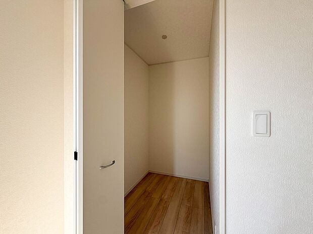 【ウォークインクローゼット】WICのメリットの1つ目は、1箇所にまとめて収納が出来ること。2つ目は、衣替えが必要ないこと。3つ目は、扉が少なくなり室内がスッキリ見えること。