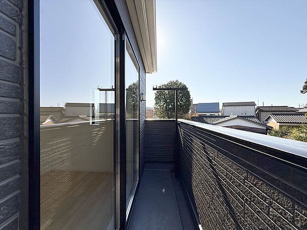 1号棟【バルコニー】朝の澄んだ空気や、夕方に吹く清々しい風を五感で感じられるバルコニー。屋外にあって、住まいの中でも本当の自然を感じられるスペースです。