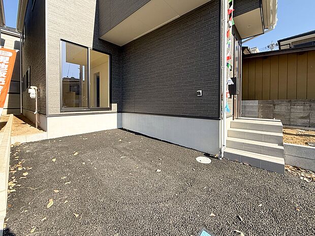 1号棟【駐車場】毎日の生活にマイカーが必須という方は、購入を検討する際、駐車場があることは大事な条件です。毎日の通勤や家族の送迎、買い物やお出かけなどクルマのある暮らしを満喫したい方は要チェ…