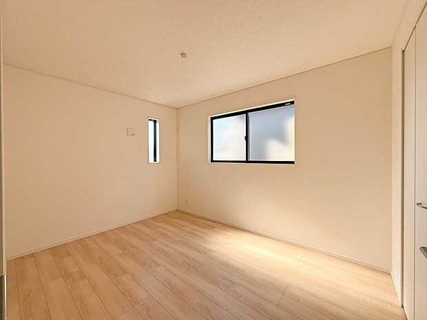 1号棟【5.3帖　洋室】柔らかな陽光とフローリングの色味が調和した快適な空間。