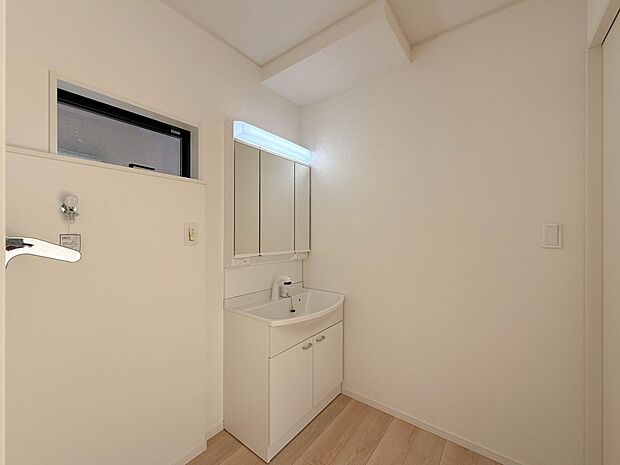 1号棟【ランドリースペース】毎日使う洗濯機。しっかりと奥行きのある置き場が確保されています。